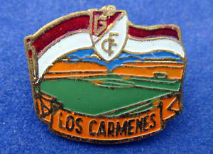 Curiosidad. Pin del Granada CF con la imagen de Los Cármenes
