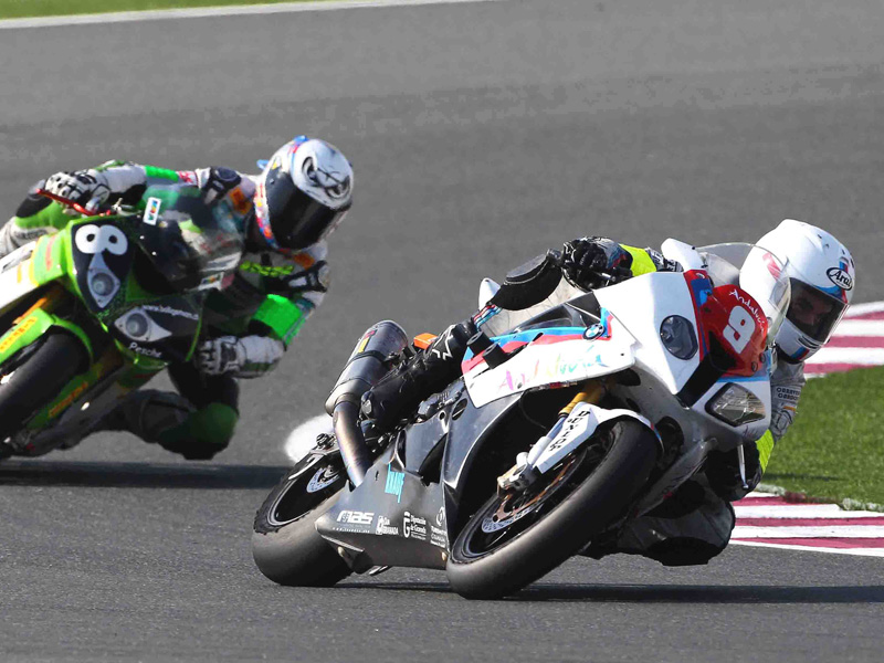 Álvaro Molina rodando en su moto