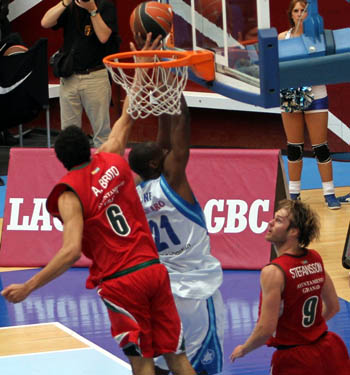Lima en una acción junto a Stefannson en San Sebastián (PHOTO ACB)