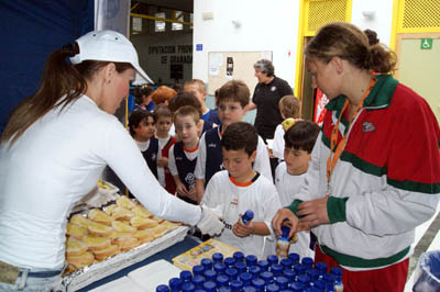 Los menores granadinos disfrutaron de un desayuno saludable (GRJ)