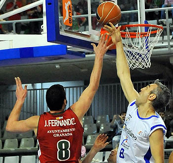 Jesús Fernández lucha por encestar ante Guillermo Rejón (BALDO)