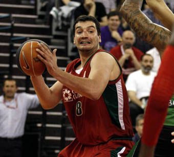Jesús Fernández en una acción ante el DKV Joventud (PHOTO ACB)
