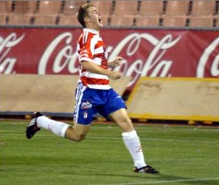 Vicente celebra el gol del empate (GRANADACF.ES)