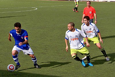 Los jugadores lojeños pugnan por un balon (ARCHIVO)