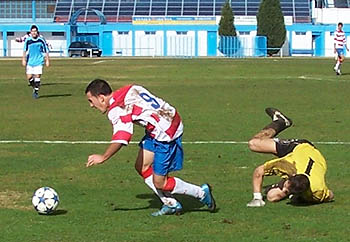 Imagen de un partido entre Granada B y Los Molinos. (LÁZARO)