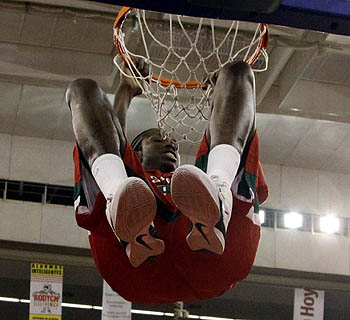 Mamadou Samb en un mate ante DKV Joventud (PHOTO ACB)