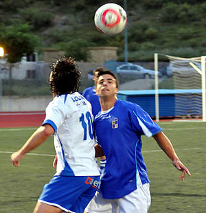 Ramiro disputa un balón por arriba (CASTILLO)