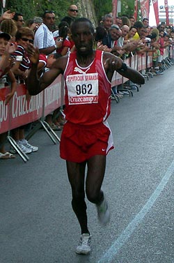 El keniata Francis Komu ganador de la prueba (GRJ)