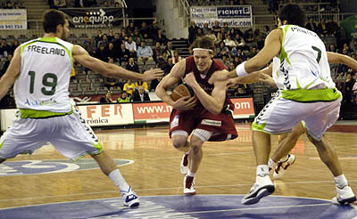 Koby Carl en una acción ante Unicaja en el partido de ida (ARCHIVO)