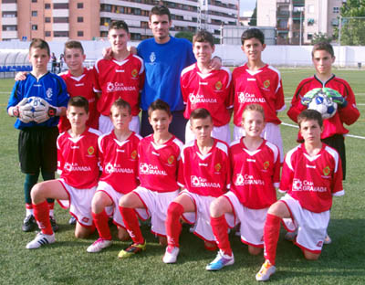 Los jugadores granadinos junto al seleccionador Andrés Barrio (GRJ)