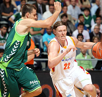 Coby Karl en una jugada ante el Unicaja Málaga (PHOTO ACB)