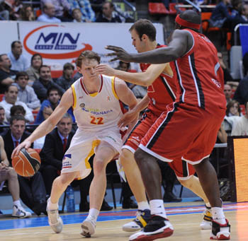 Karl, subiendo la pelota a campo contrario (PHOTO ACB)