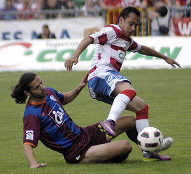 Orellana recibe la entrada de un jugador visitante (PACO AYALA)