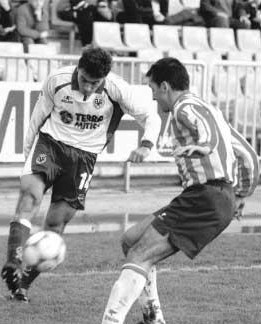 Tabuenka ante el villarrealense Gaitán