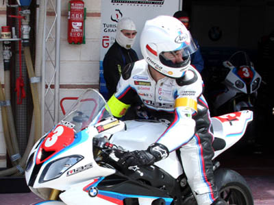 Álvaro Molina con sus mecánicos en los entrenamientos de Albacete