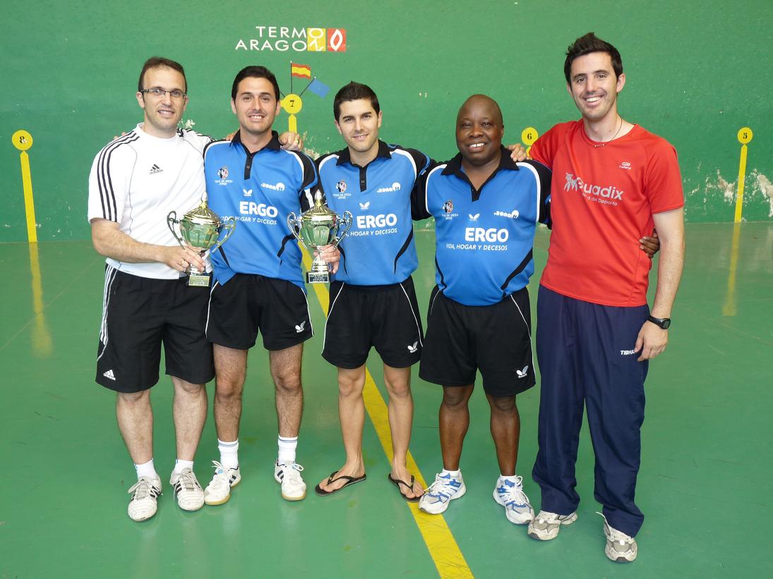 Víctor Sánchez y José Manuel Ruiz junto a los jugadores del ERGO Jerez, los otros triunfadores