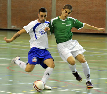 Toni, jugador del Oxipharma Rober, en una jugada (BALDO) 