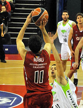 Manu Rodríguez lanzando de tres ante Unicaja (BALDO)