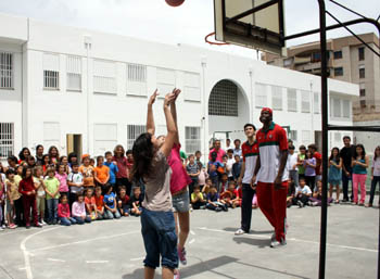 Samb y Rodríguez en el patio del colegio con los escolares