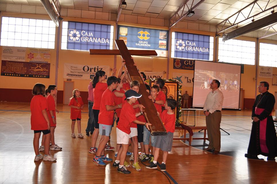 Jóvenes deportistas accitanos con la Cruz