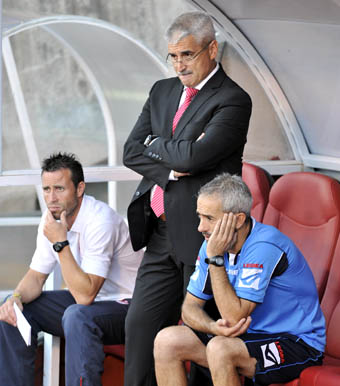 Fabri y cuerpo técnico en el banquillo de Los Cármenes (BALDO)