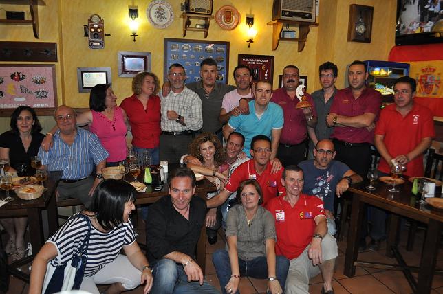 Miembros de los Trotanoches en su sede