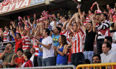 Aficionados rojiblancos en la grada el pasado domingo (J. M. BALDOMERO) 