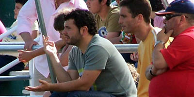 Rafa Morales, entrenador del Granada B juvenil, en el banquillo (LÁZARO)
