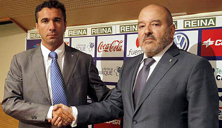 Pedro Cordero estrecha la mano de Miguel Concepción (LAOPINION.ES)