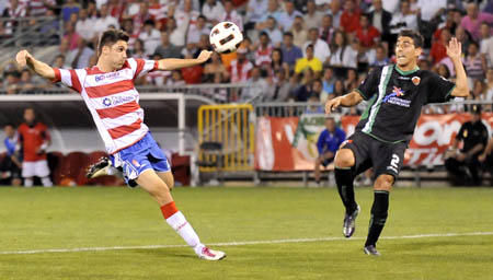 Siqueira, en una acción del encuentro disputado frente al Elche CF. (BALDOMERO)