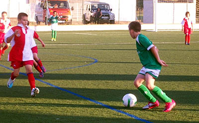 Ismael, jugador del combinado granadino, en una acción ante Almería