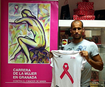 Mikel Rico con la camiseta y cartel de la prueba (GRJ)