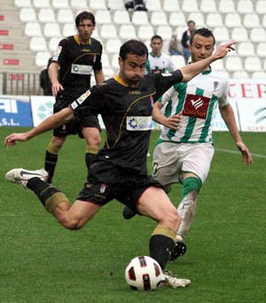 Íñigo López será titular en el centro de la zaga. (ARCHIVO)