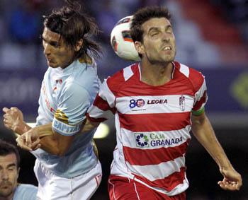 Manolo Lucena salta con un jugador del Celta (LAOPINIONDEGRANADA.ES) 