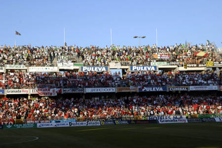 Los aficionados visitantes fueron ubicados en la zona alta del sector B de Los Cármenes (AYALA)