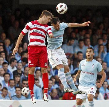 Siqueira disputa un balón en el partido de ida en `Balaídos`