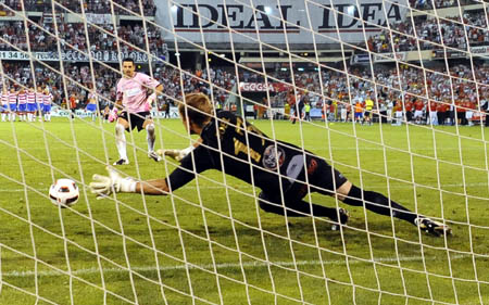 Roberto consigue anotar el penalti de la victria ante Yoel (J. M. BALDOMERO)