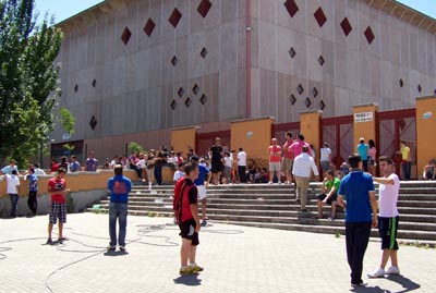 Aficionados en las taquillas del Palacio de Deportes horas después de agotarse las entradas