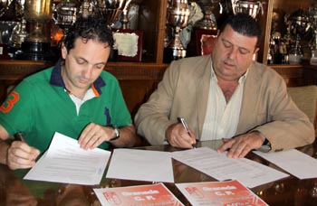 David Navarro firma el acuerdo junto a José Jesús Cañas