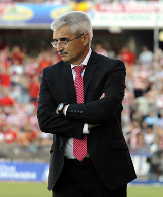 Fabri González con semblante serio durante el partido (BALDO)