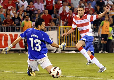 Alex Geijo en un remate sobre la portería del meta Jaime (BALDOMERO)