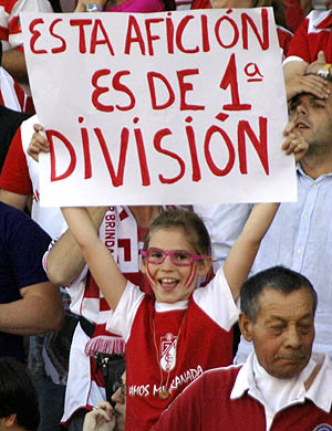 Una aficionada muestra una pancarta el pasado miércoles (BALDO)