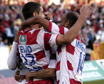 Álex Geijo y Mikel Rico celebran un gol en Los Cármenes. (BALDOMERO)