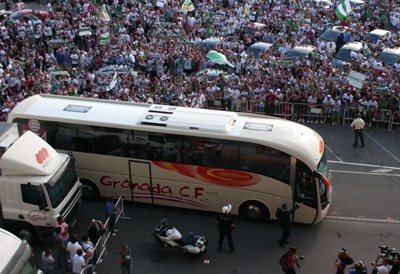 El autobús del Granada CF llegando al estadio ilicitano (J. M. BALDOMERO)