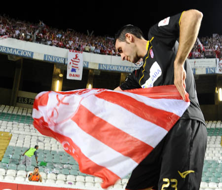 Abel brinda el ascenso con la bandera rojiblanca en el Martínez Valero (J. M. BALDOMERO)