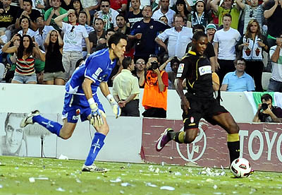 Ighalo perseguido por el meta Jaime (J. M. BALDOMERO)