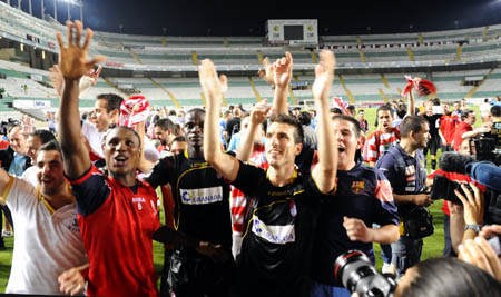 Los jugadores del Granada CF saludan a los aficionados desplazados a Elche (BALDOMERO)