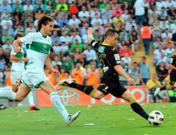 Collantes dispara a puerta en el encuentro de ascenso frente al Elche (BALDOMERO)