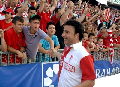 Pina celebra el ascenso con la afición en Los Cármenes. (AYALA)