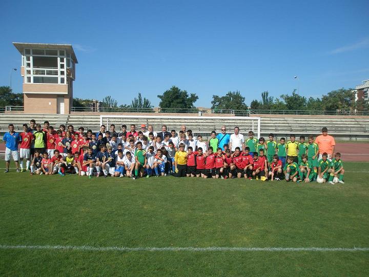Foto de familia de los participantes en el homenaje